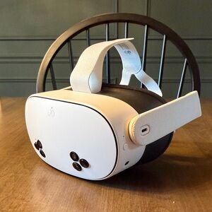 META QUEST 3S VR HEADSET - CONTROLLERS, CHARGER, AND TRAVEL CASE INCLUDED